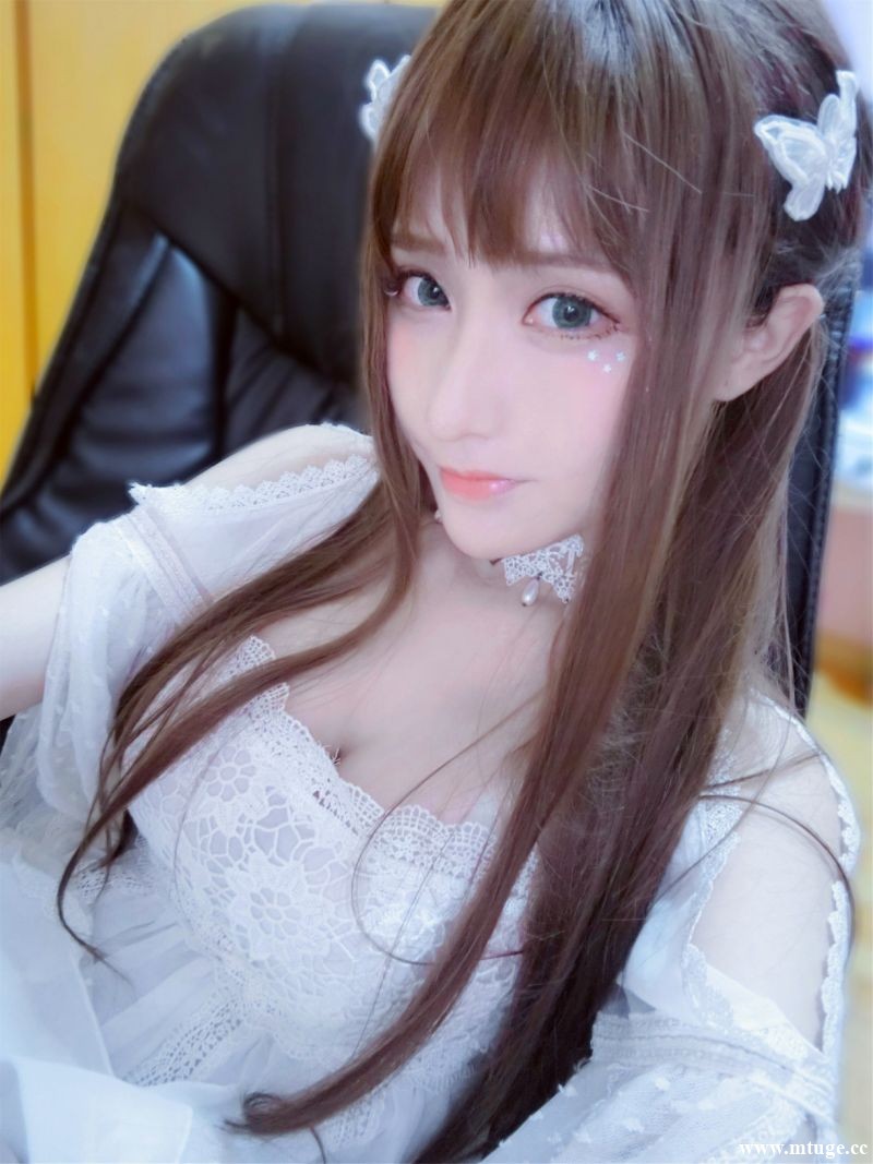 [2016.08.20-04.11]自拍真的是没pose可以摆了噗，还好我好看强行hold住[笑cry][笑cry].jpg